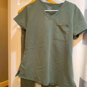 Jaanuu 2 pocket tuck in scrub top size medium olive green